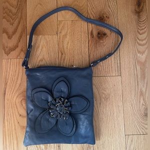 Small blue flower bag in leather